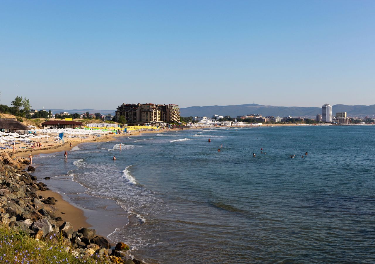 Zdradliwe morze. Jak nie dać się porwać martwym falom w Bułgarii?