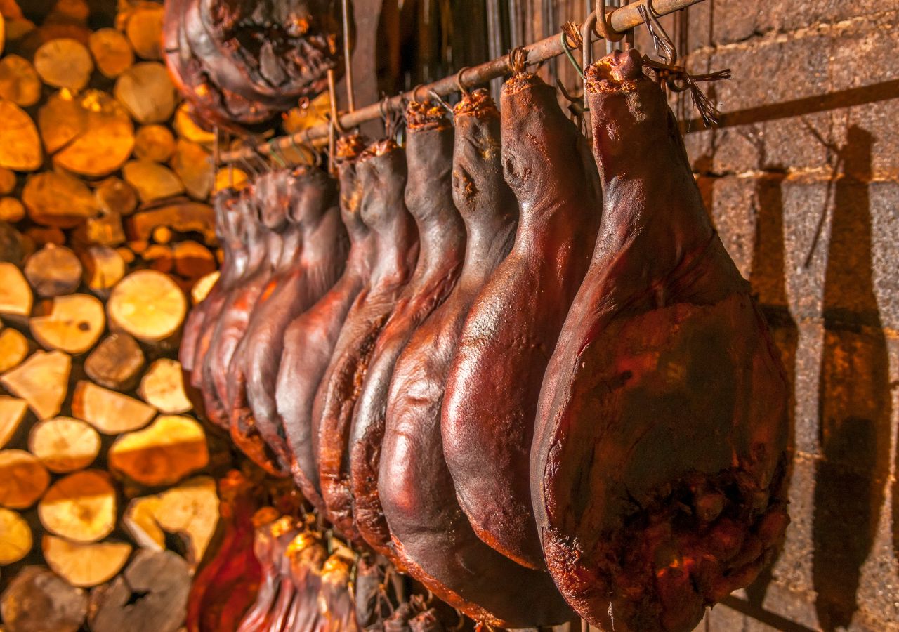 Njeguški pršut – szynka wieprzowa wędzona z Czarnogóry