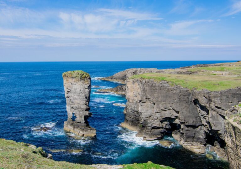 Chłodne wakacje bez tłumów? Orkady czekają z niesamowitymi atrakcjami