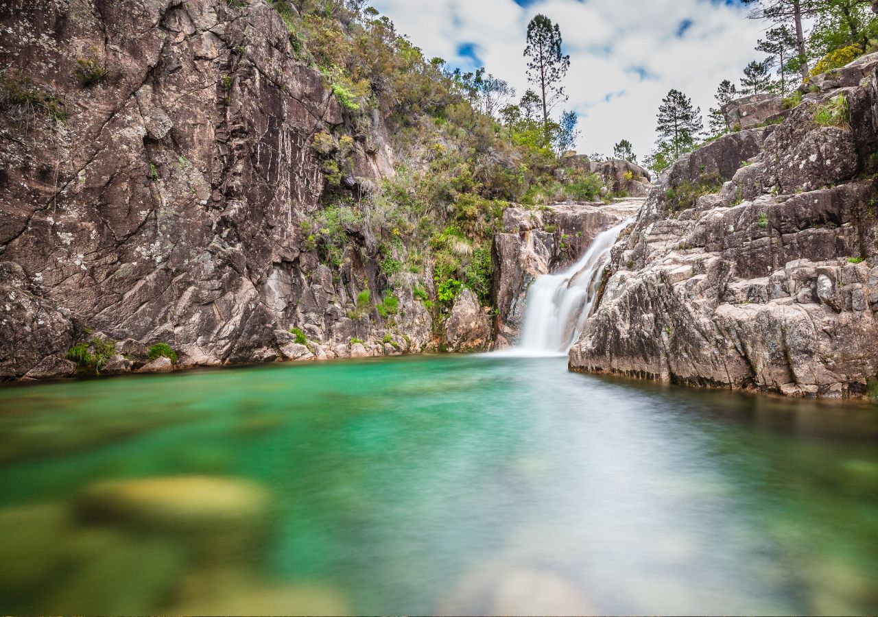 Wodospad w parku Peneda-Geres w Portugalii