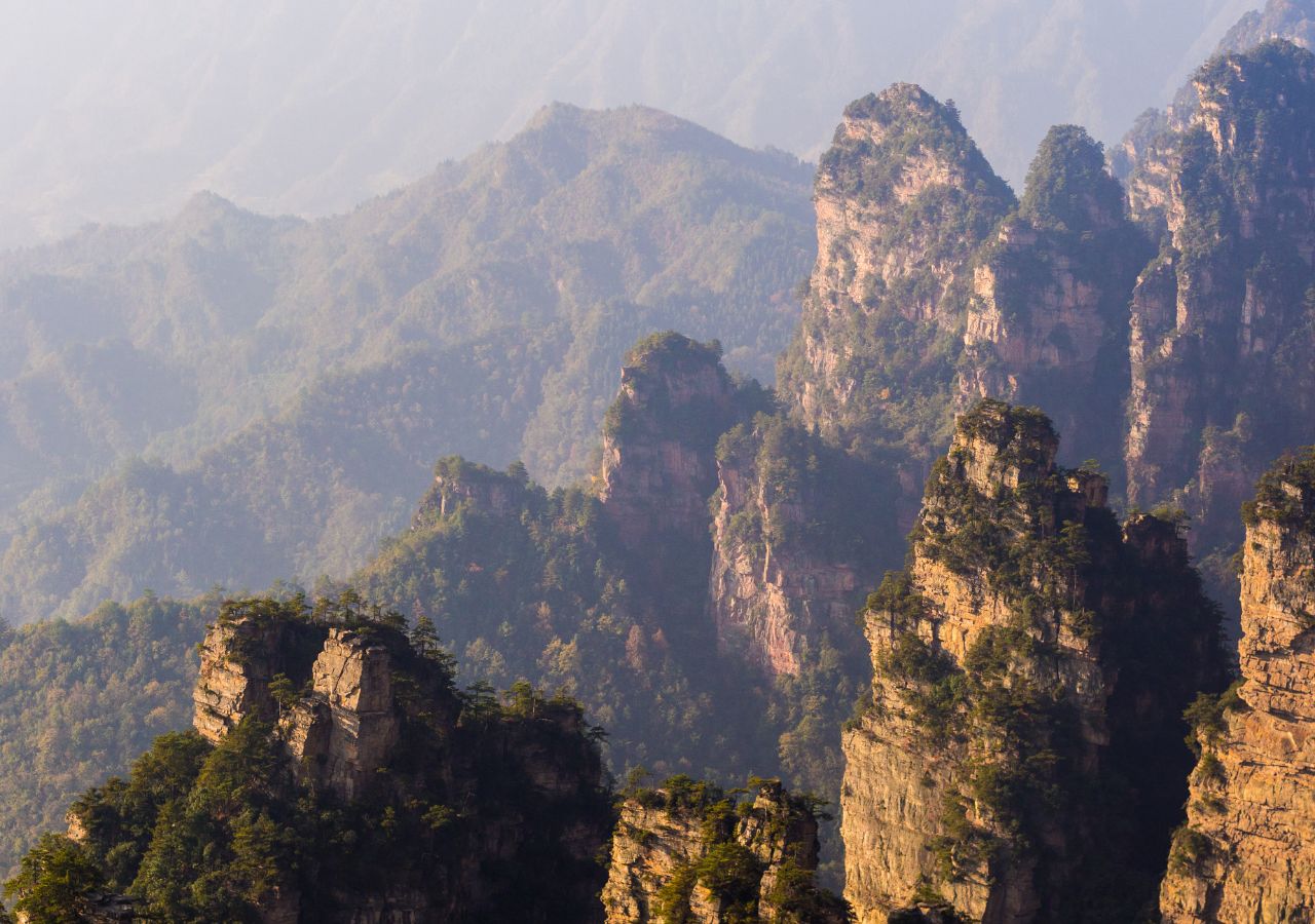 Pokryty mgłą park Zhangjiajie Wulingyuan, Chiny