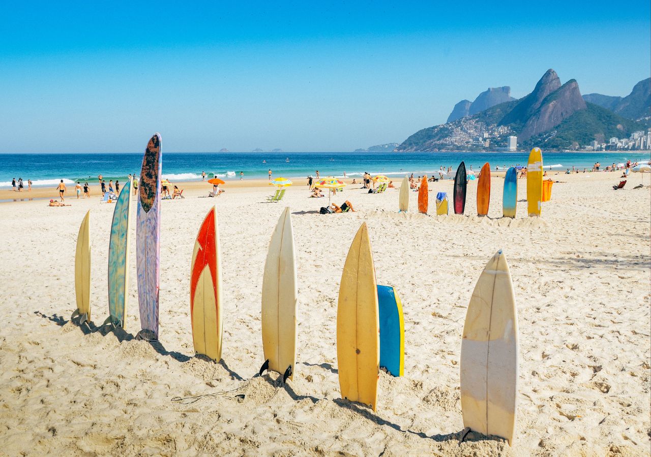 Plaża Ipanema z deskami surferów - Rio de Janiero, Brazylia