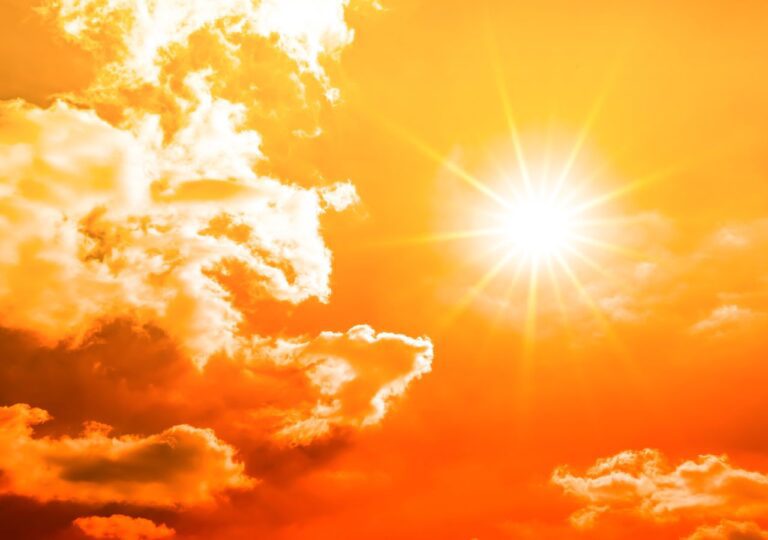 Słońce i chmury utrzymane w gorących kolorach