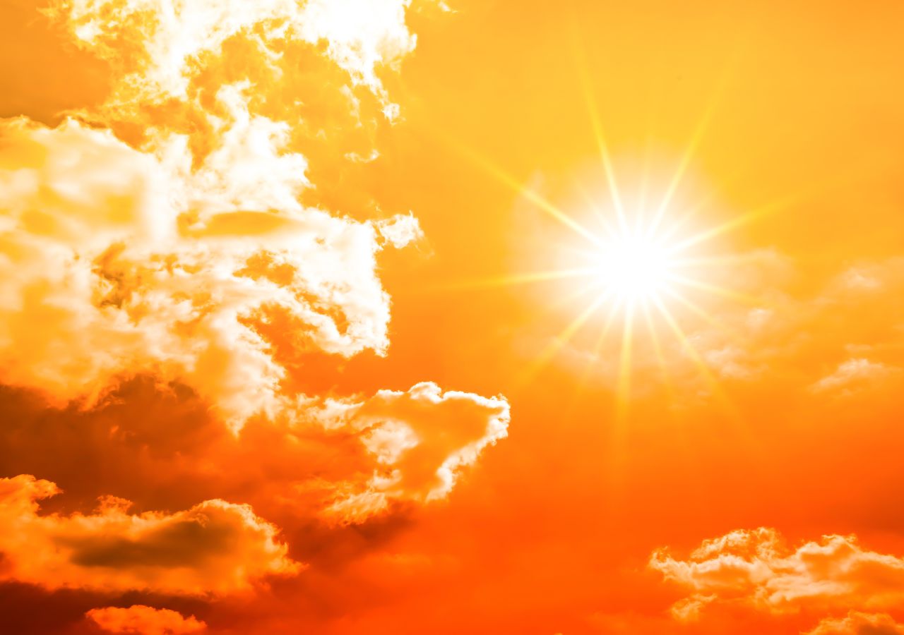 Słońce i chmury utrzymane w gorących kolorach