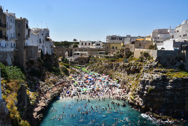 Latem plaża w Polignano a Mare jest zatłoczona