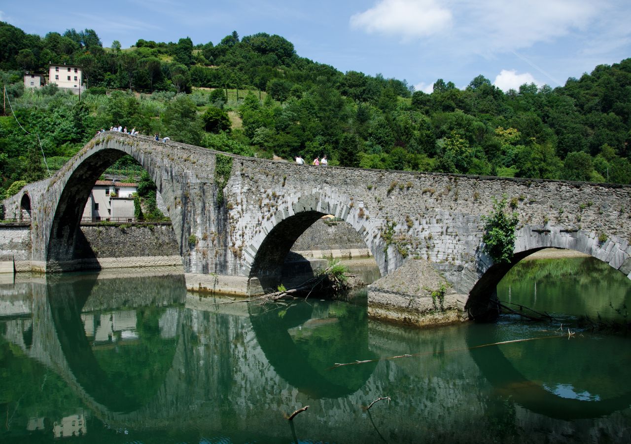 Ponte della Maddalena. Most, który miał zbudować diabeł. Jego patronką jest św. Magdalena