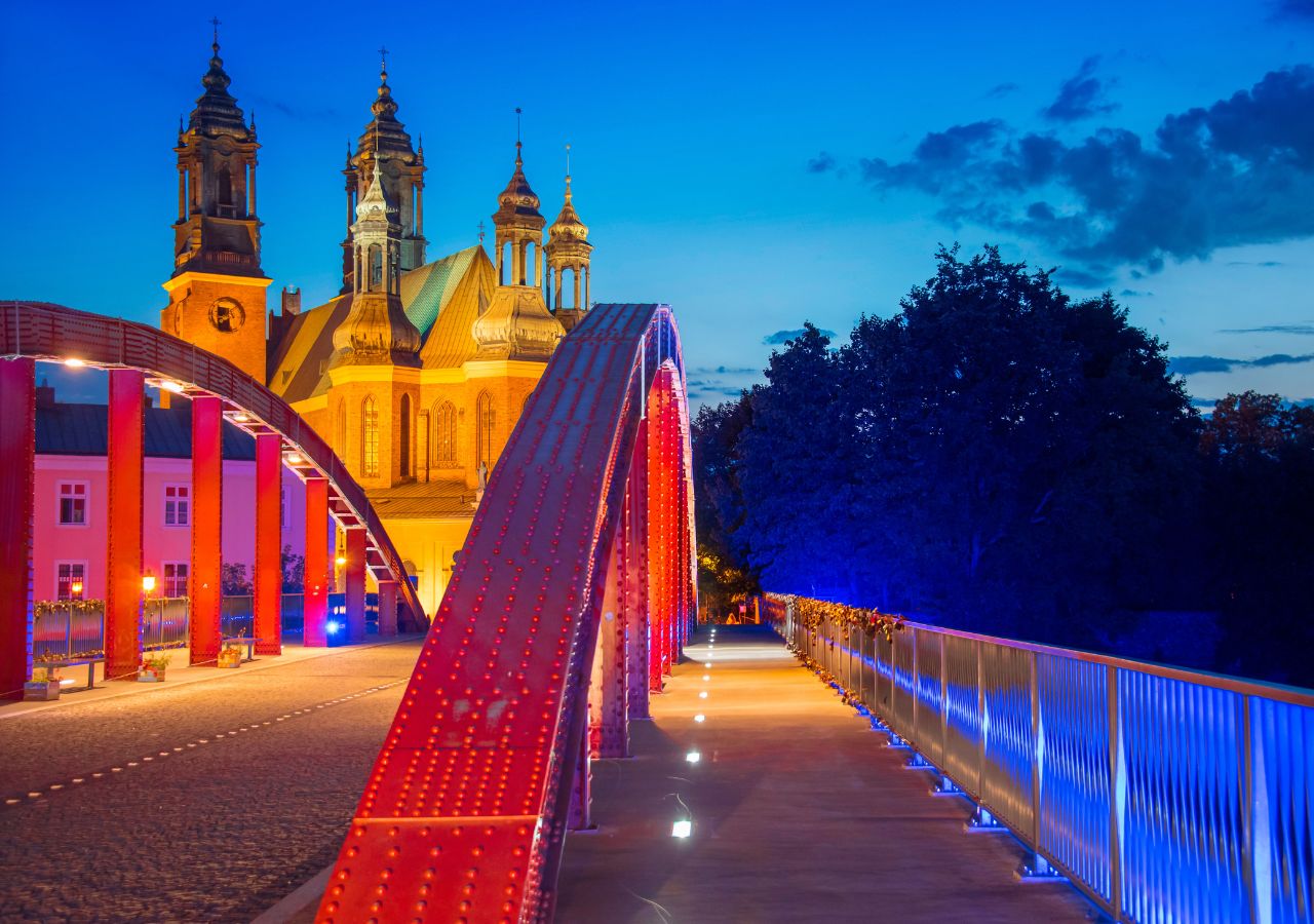 Katedra w Poznaniu w oświetleniu nocnym