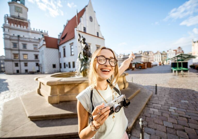 Turystka na rynku starego miasta w Poznaniu, Wielopolska