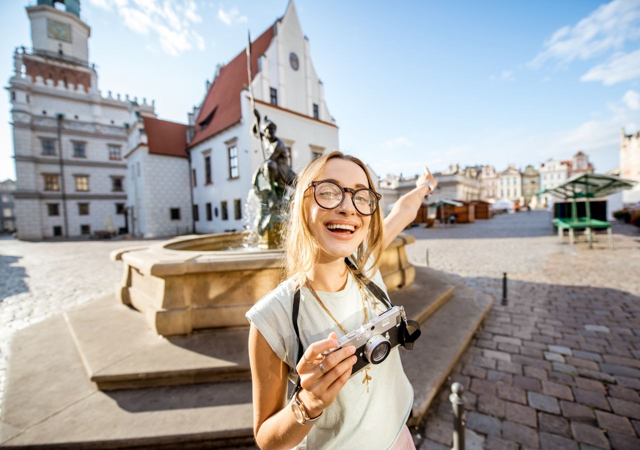 Turystka na rynku starego miasta w Poznaniu, Wielopolska