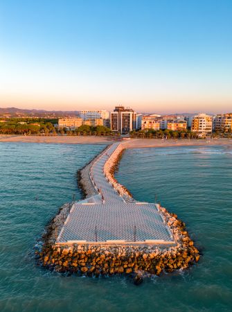 Promenada w Durres w Albanii z panoramą miasta w tle