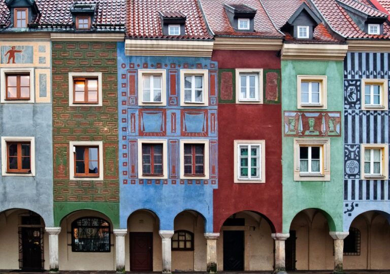 Kolorowe kamieniczki na poznańskim rynku