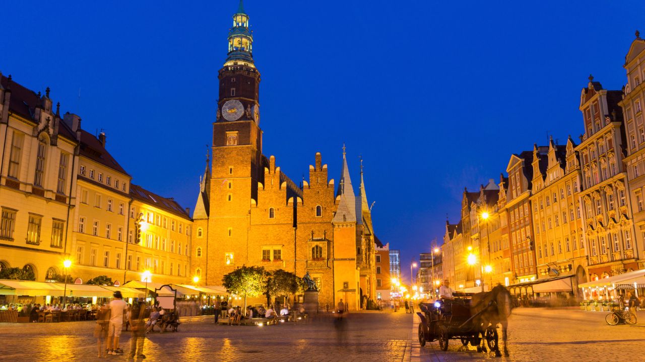 Wrocławski Rynek starego miata w nocnym oświetleniu