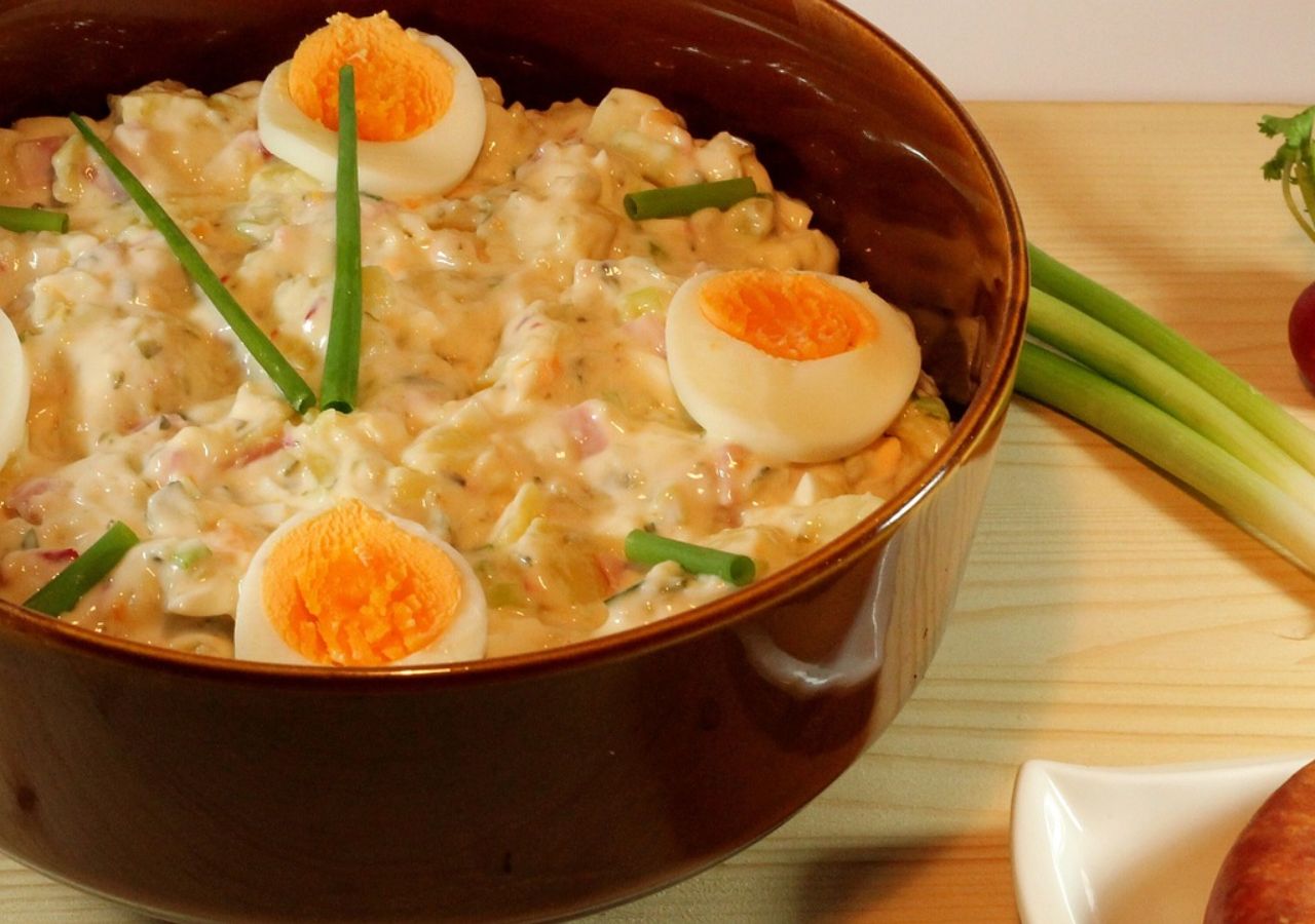 Kartoffelsalat – oto sekret niemieckiej kuchni, który zaskoczy każdego smakosza