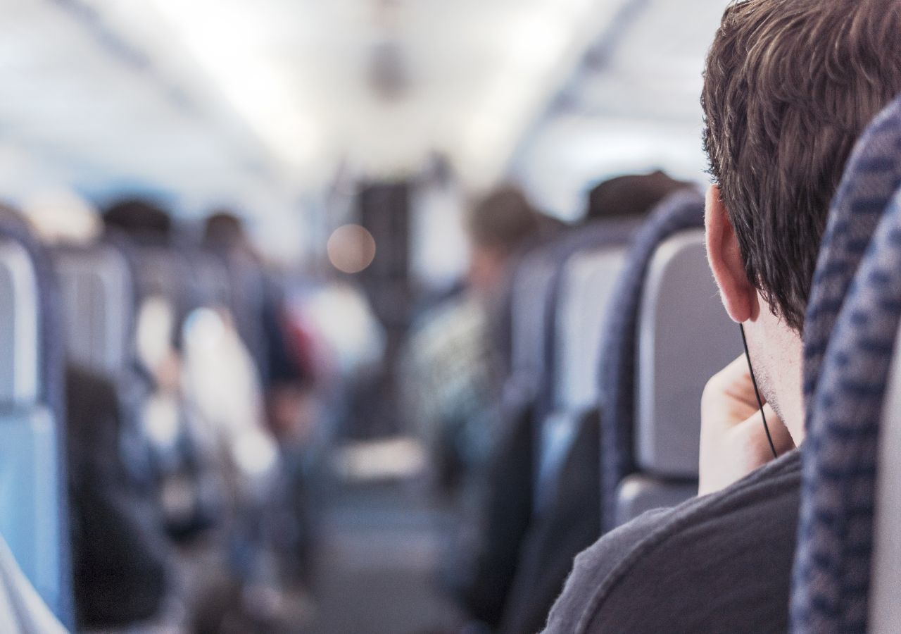 Mężczyzna na pokłądzie samolotu