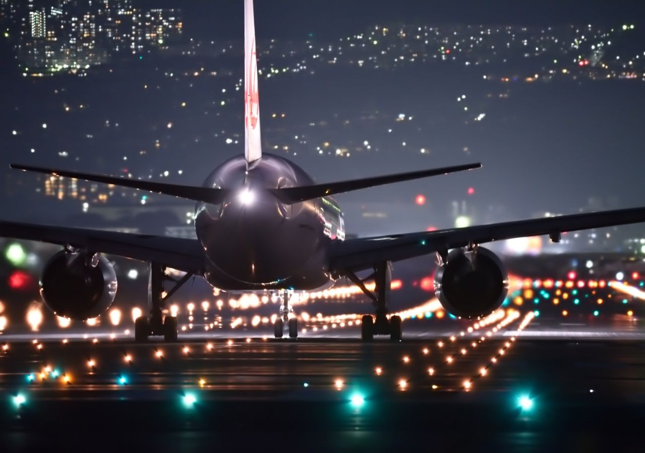 Samolot w czasie nocnego odlotu