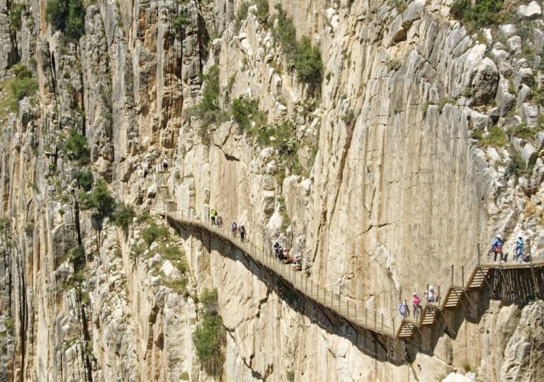 Zawieszona nad przepaścią i otwarta na turystów. Caminito del Rey robi wrażenie