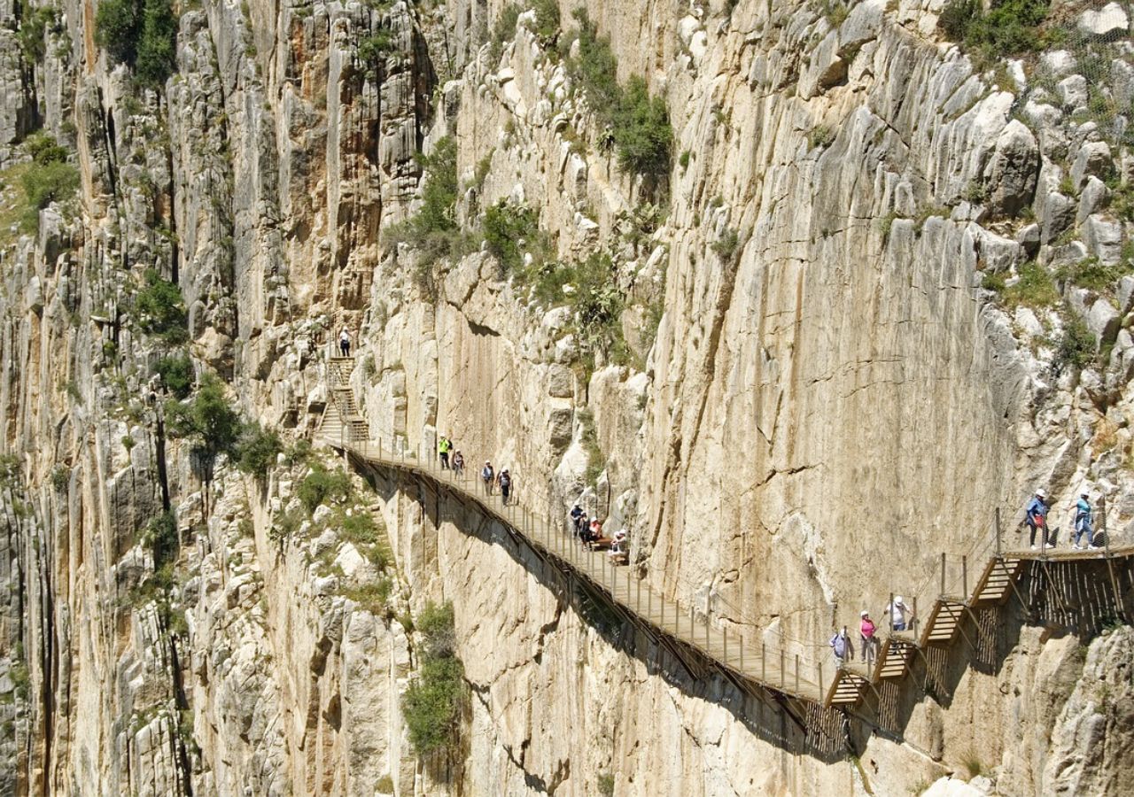 Zawieszona nad przepaścią i otwarta na turystów. Caminito del Rey robi wrażenie