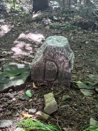 Słup graniczny Niemcy-Słowacja z czasu II wojny światowej - pasmo Policy, Beskida, Polska