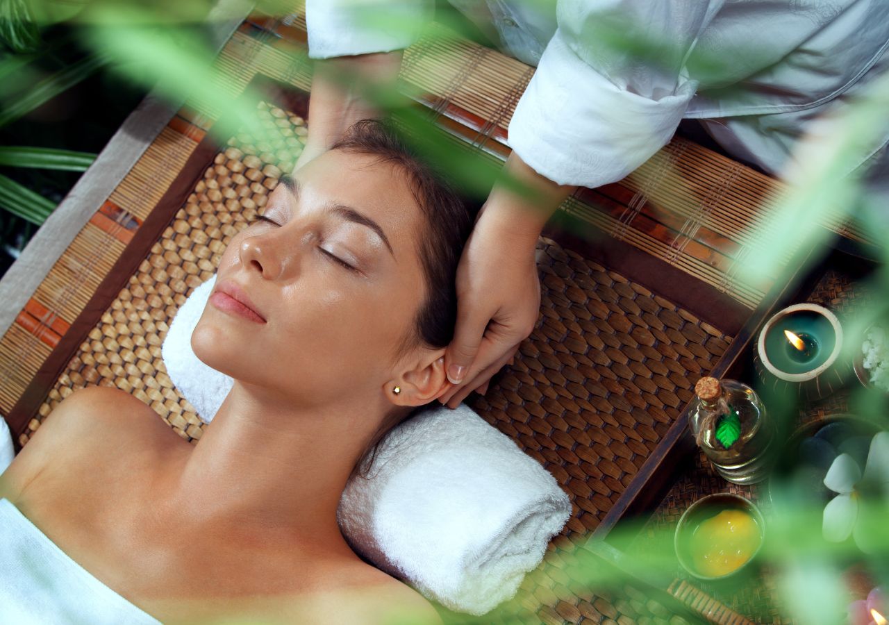 Kobieta w trakcie zabiegu spa