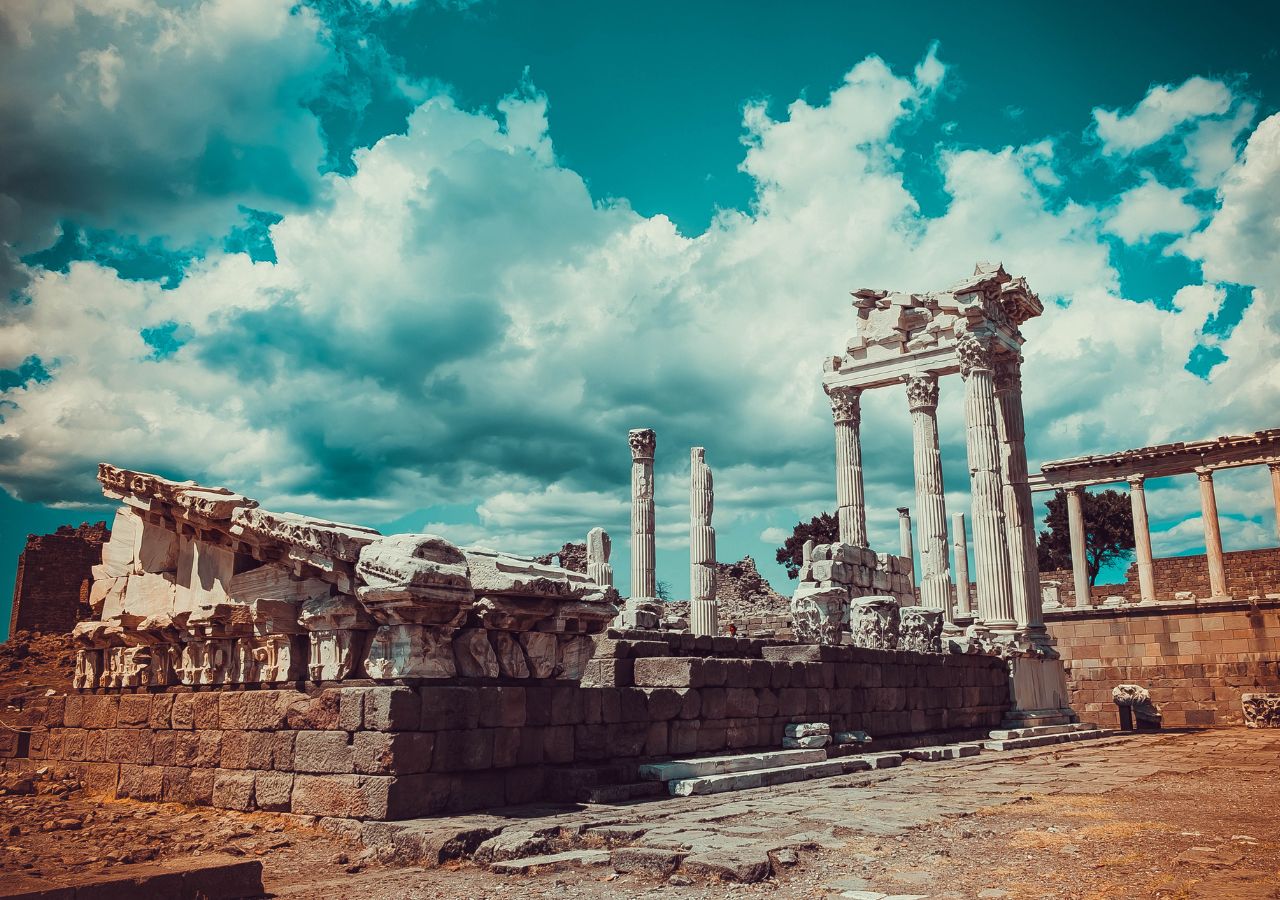 Ruiny świątyni Trajana w Pergamonie w Turcji