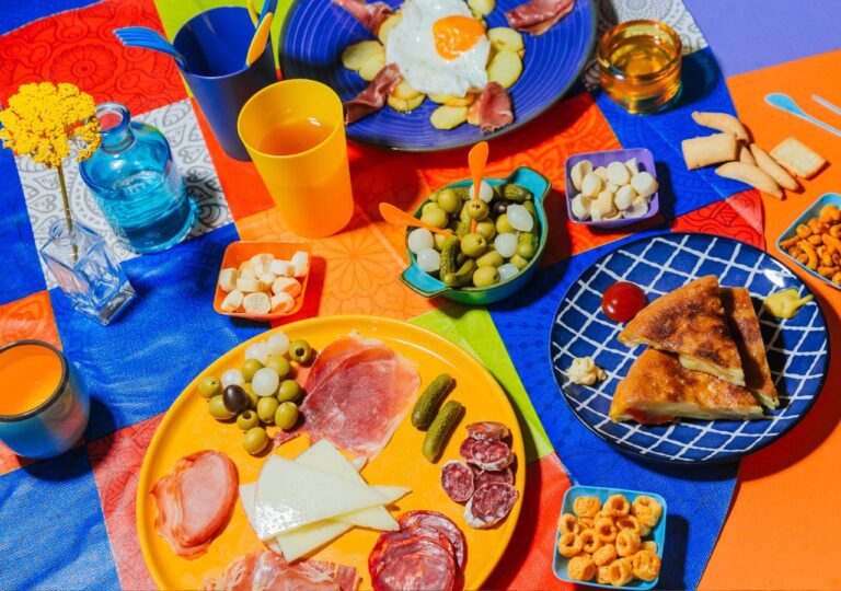 Stół zastawiony hiszpańskimi tapas