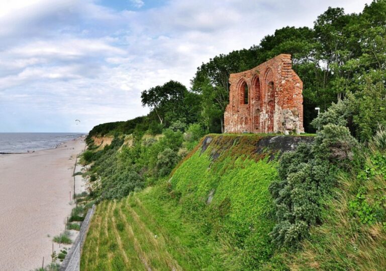 Trzęsacz. Kościół, który morze zabierało przez wieki. Poznaj jego historię i legendę