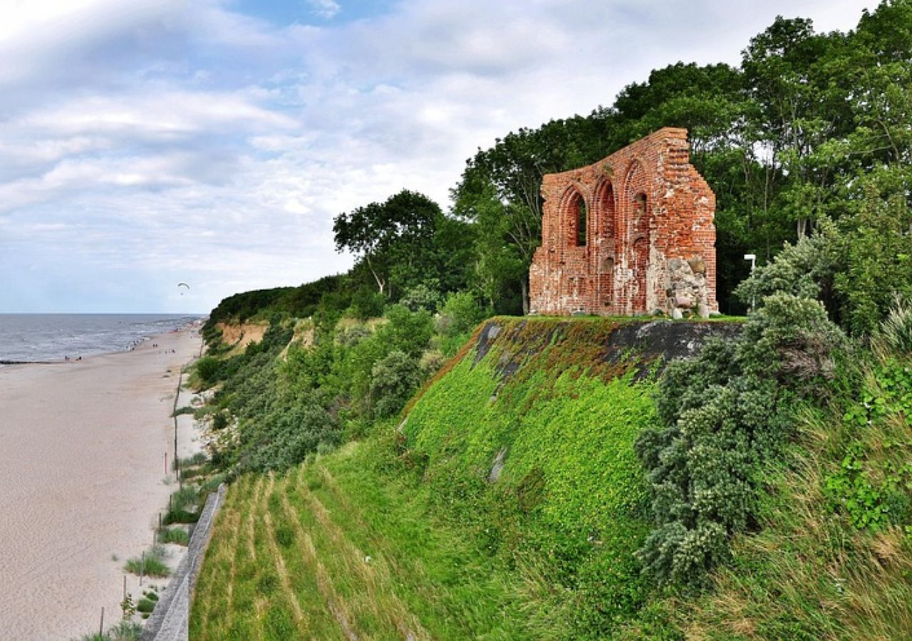 Trzęsacz. Kościół, który morze zabierało przez wieki. Poznaj jego historię i legendę