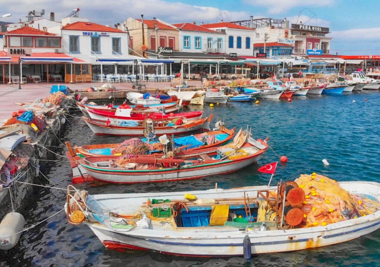 Zatoka z łódkami w tureckiej Urli