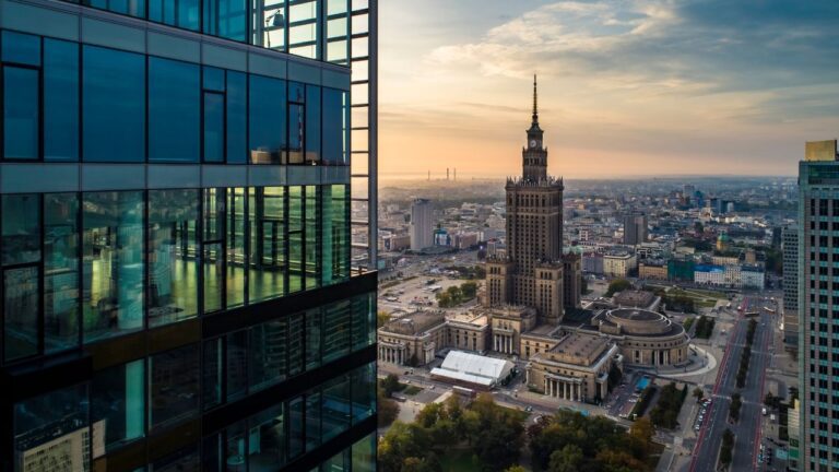 Panorama Warszawy z biurowcami i Pałacem Kultury i Nauki