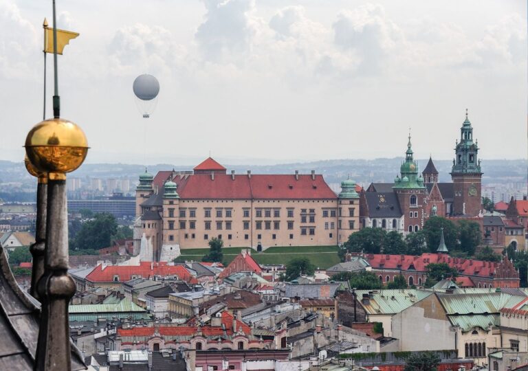 Widok na Wawel z wieży mariackiej
