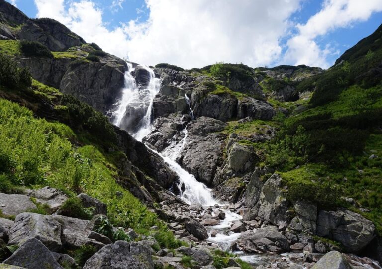 Wielka Siklawa. Ten wodospad w Tatrach robi ogromne wrażenie. Sprawdź, jak do niego dojść