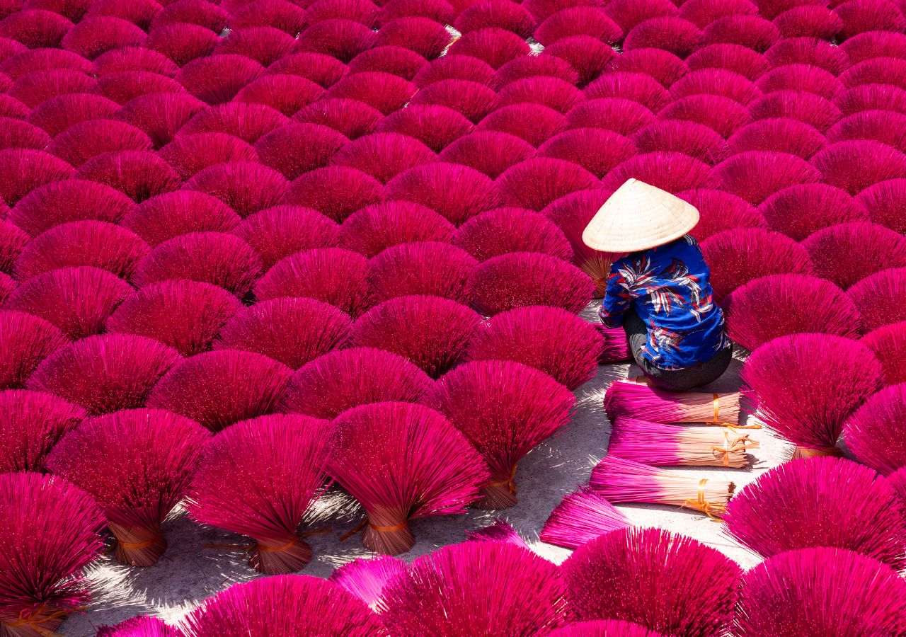 Kobieta susząca tradycyjne patyczki kadzidłowe - Wietnam