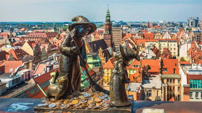 Wrocławskie krasnale na tle panoramy miasta