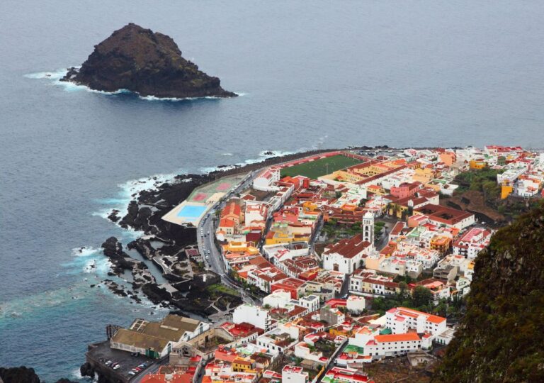 Teneryfa - wybrzeże z zabudowaniami hotelarskimi