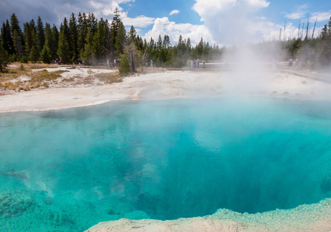 Turkusowa woda w Yellowstone. W Polsce znajdziesz podobne miejsce