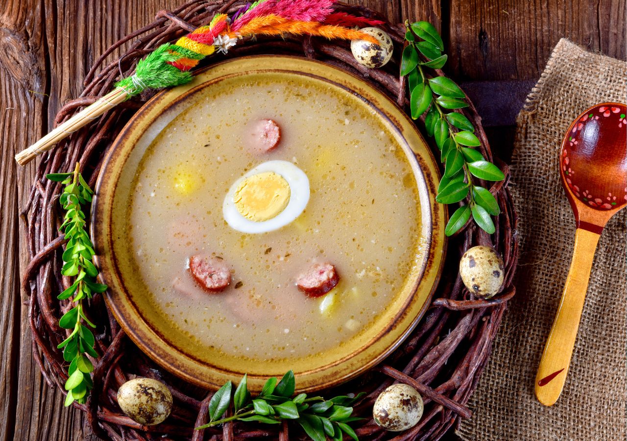 Żur z jajkiem i kiełbasą