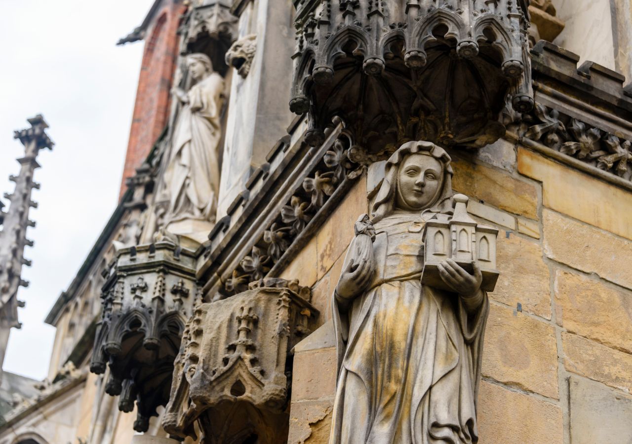 Rzeźbione detale fasady Katedry św. Jana Chrzciciela we Wrocławiu 