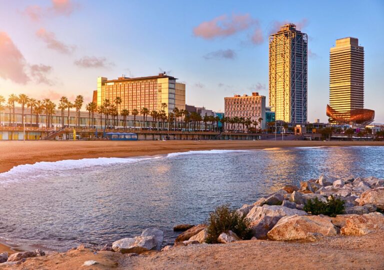 Panorama Barcelony od strony plaży