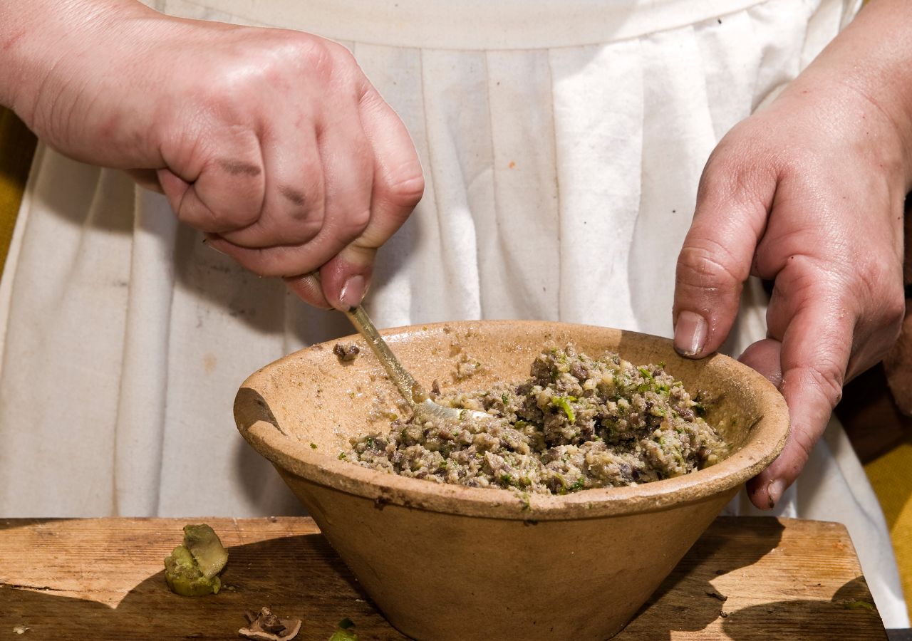 Bigilla friska w glinianej misce w czasie przygotowania - Malta
