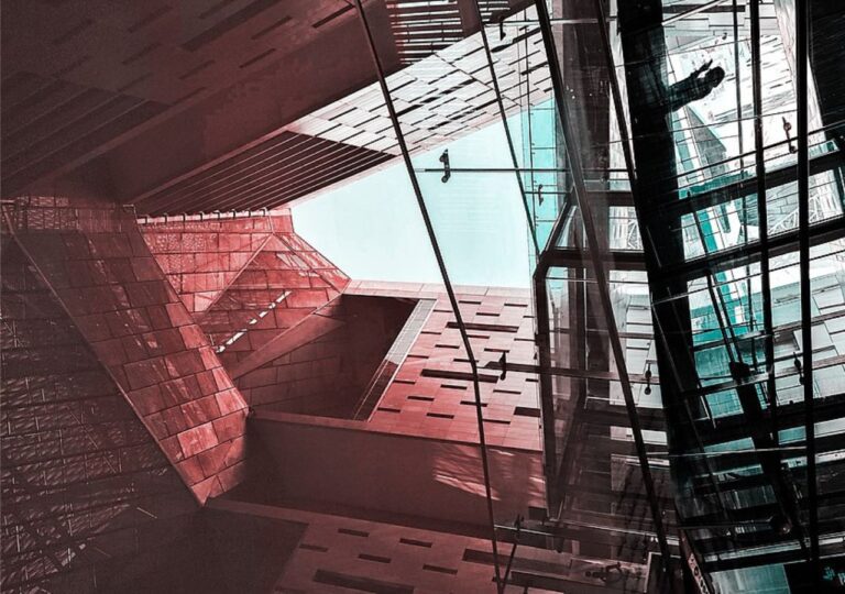 Wnętrze Grand Egyptian Museum - Egipt