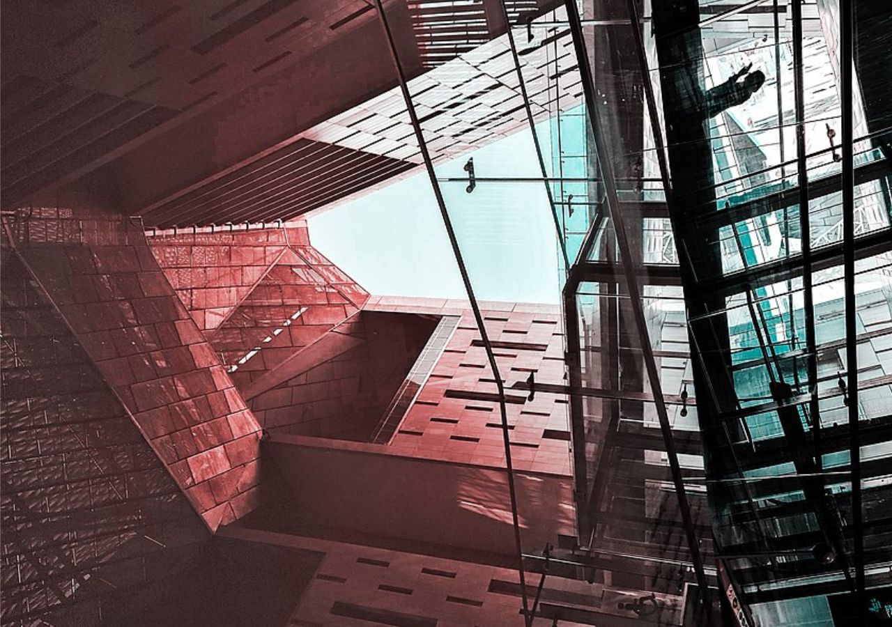 Wnętrze Grand Egyptian Museum - Egipt