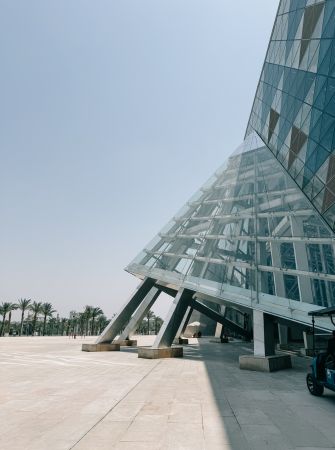 Szklane wejście do GEM Grand Egyption Museum w Egipcie