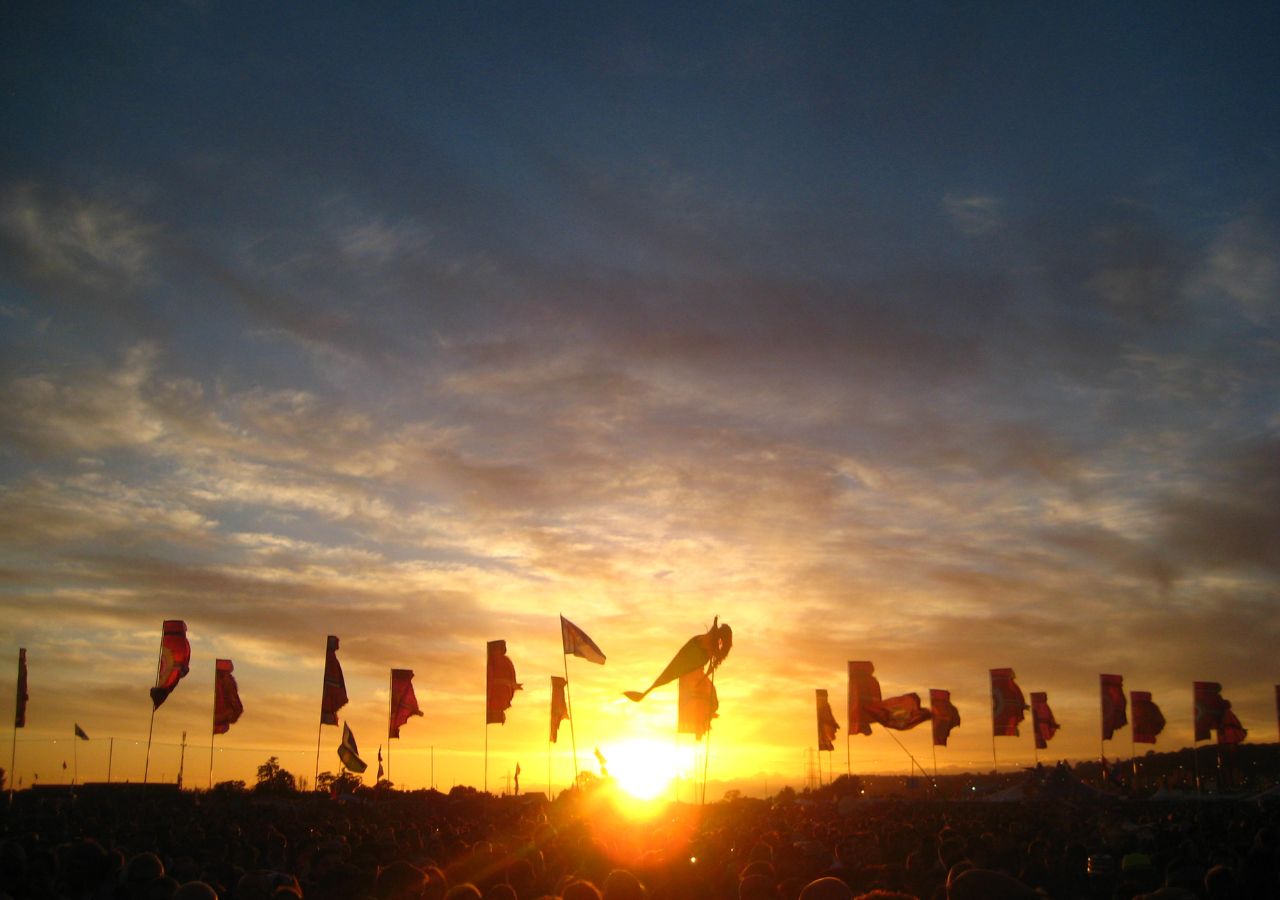 Zachód słońca nad Glastonbury Festival - wielka brytania