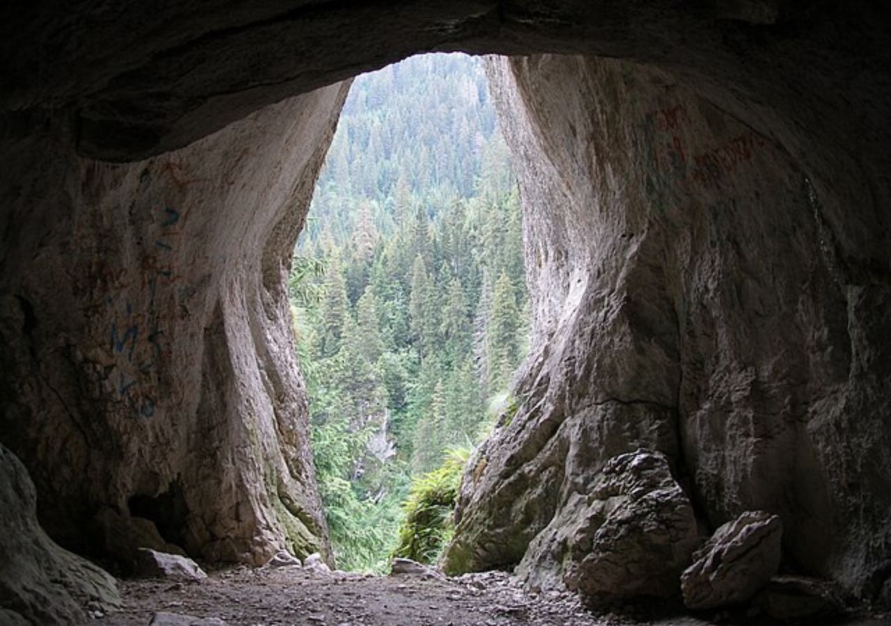Okno Pawlikowskiego w Jaskini Mylnej - Dolina KOścieliska, Tatry, Polska