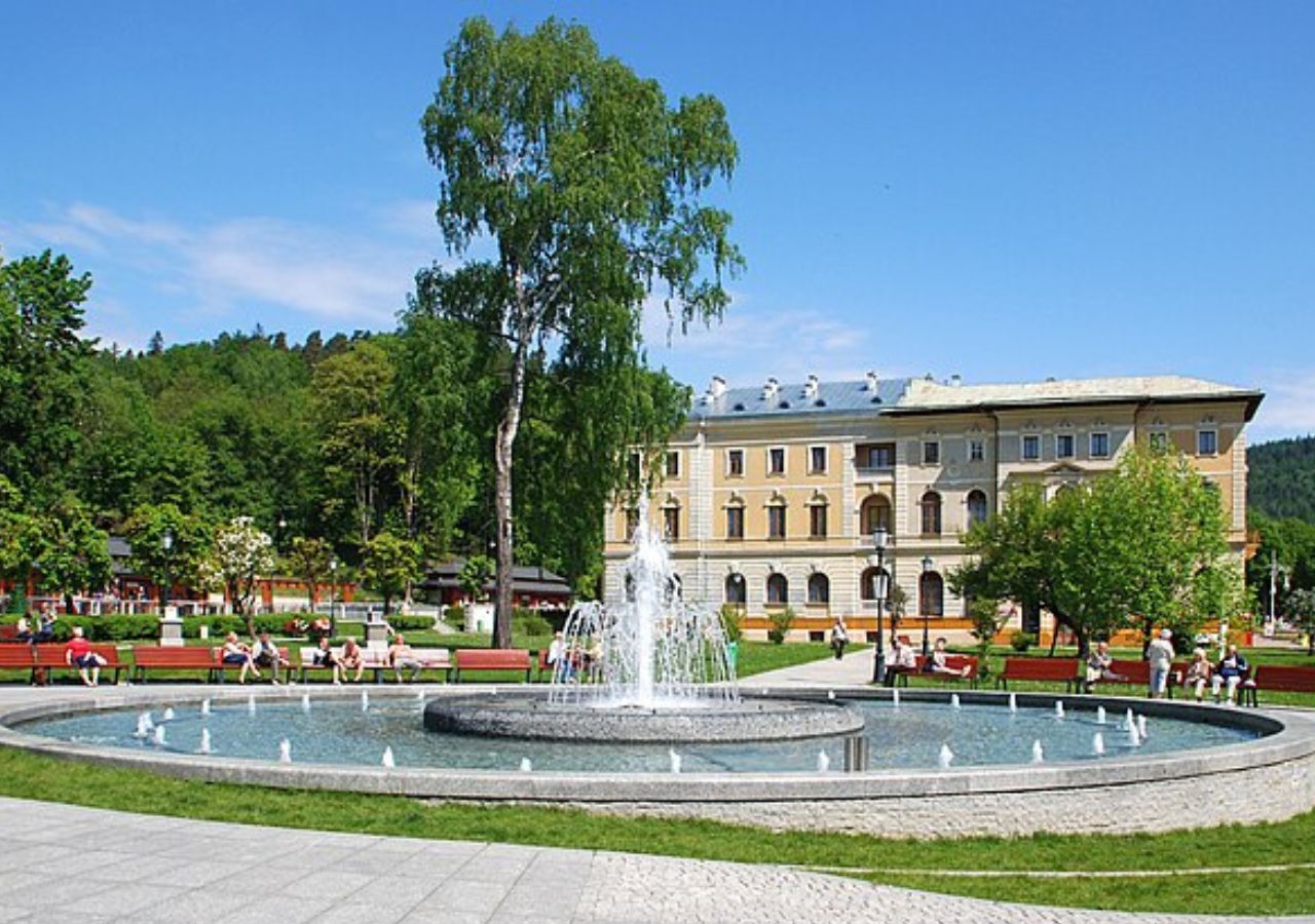 Fontanna ze starym domem zdrojowym w Krynicy Zdroju, Polska