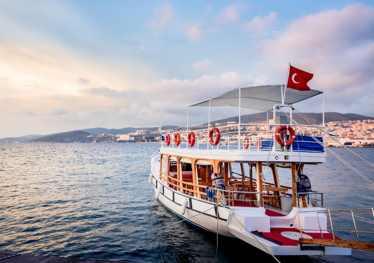 Turystyczna łódź w porcie Kusadasi, Turcja