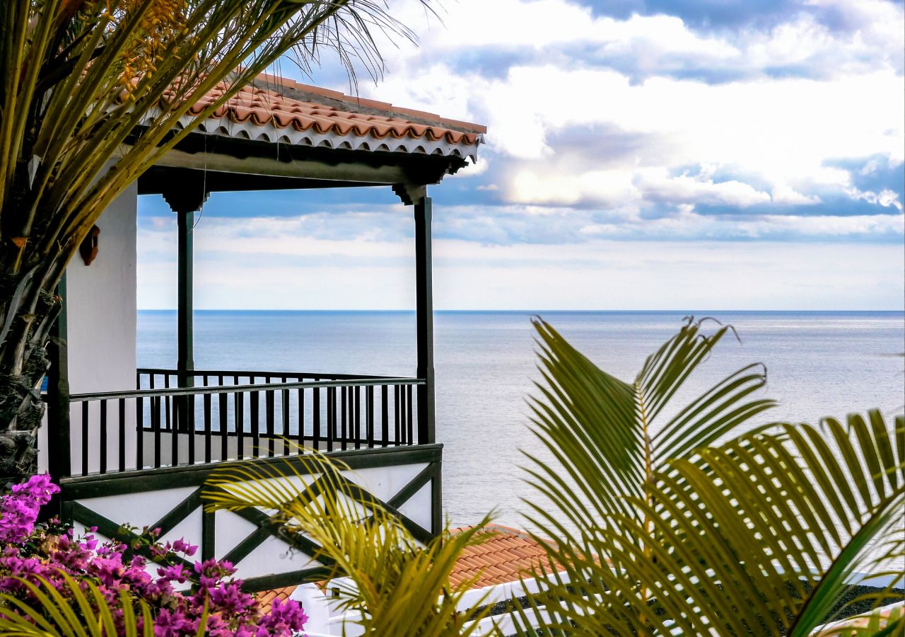 Tradycyjny dom z widokiem na ocean – architektura La Gomery, Baleary, Hiszpania