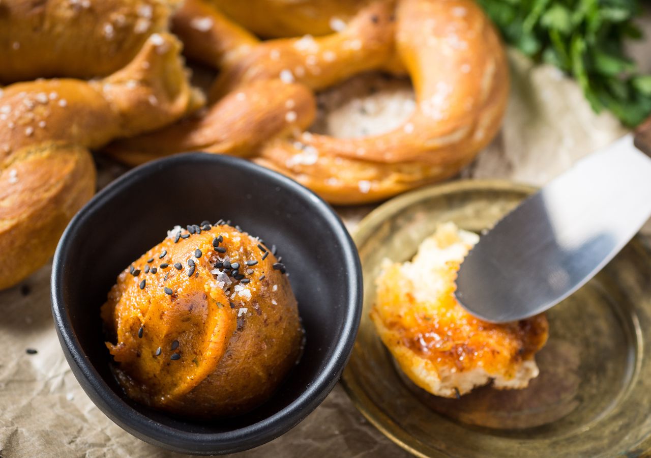 Smalec z Mangalicy i świeży precel bawarski - Bawaria, Austria