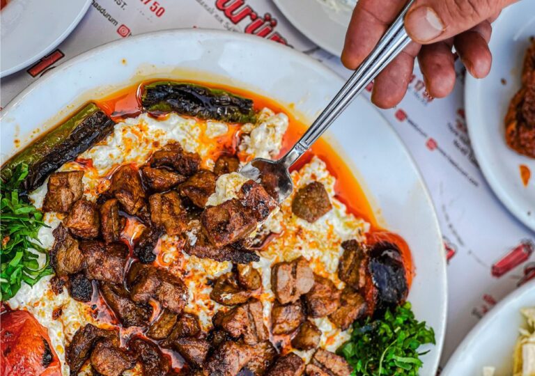 Talerz Menemen -tureckie śniadanie