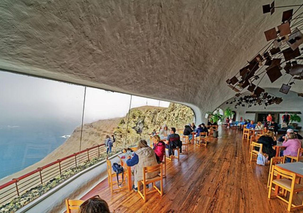 Mirador del Río — punkt widokowy i kawiarnia 475 metrów nad oceanem - Lanzarote, wyspy kanaryjskie, Hiszpania